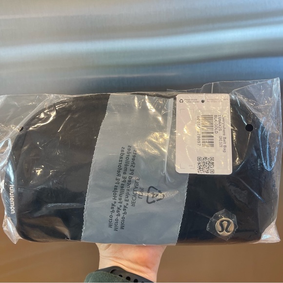 NWT Black / GOLD Lululemon Everywhere Belt bag 1L original size GOLD metal logo - Picture 14 of 15